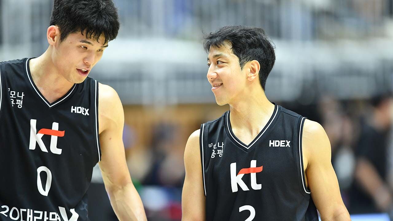 (왼쪽부터) 하윤기와 허훈 