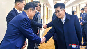 북 노동당 부장 만난 중 왕후닝 "북과 전략소통 &middot; 전술협동 강화"