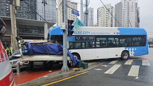부산서 시내버스, 트럭 등과 잇따라 충돌&hellip;10명 중경상