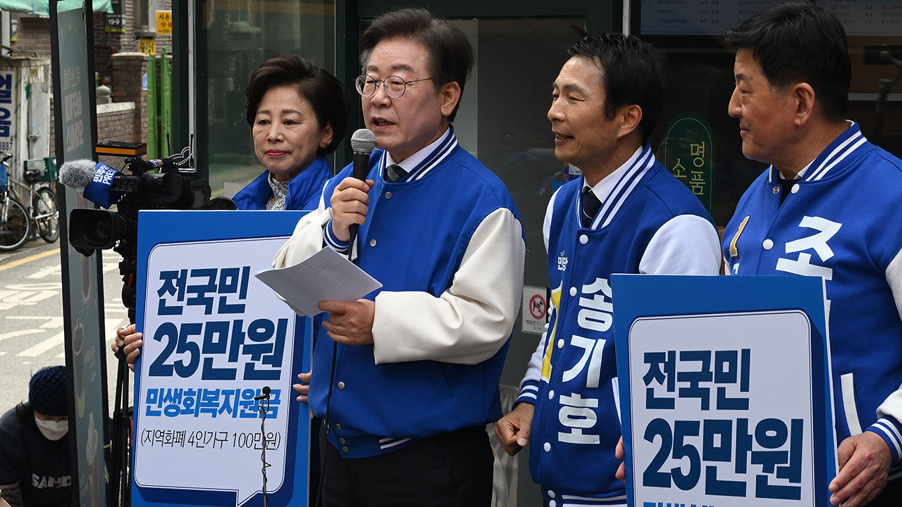 잠실 새마을전통시장에서 현장 기자회견 하는 이재명 대표 (사진=연합뉴스)