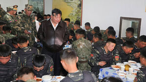서울 침공 사단 찾아 "전쟁 완성"&hellip;북한 군인은 '고봉밥'