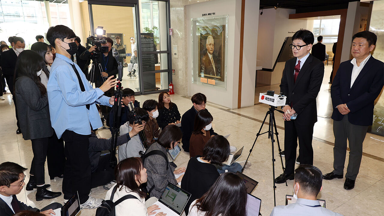 전국의대교수협 회장단 간담회 후 취재진 질문에 답하는 한동훈 위원장 (3월 24일)