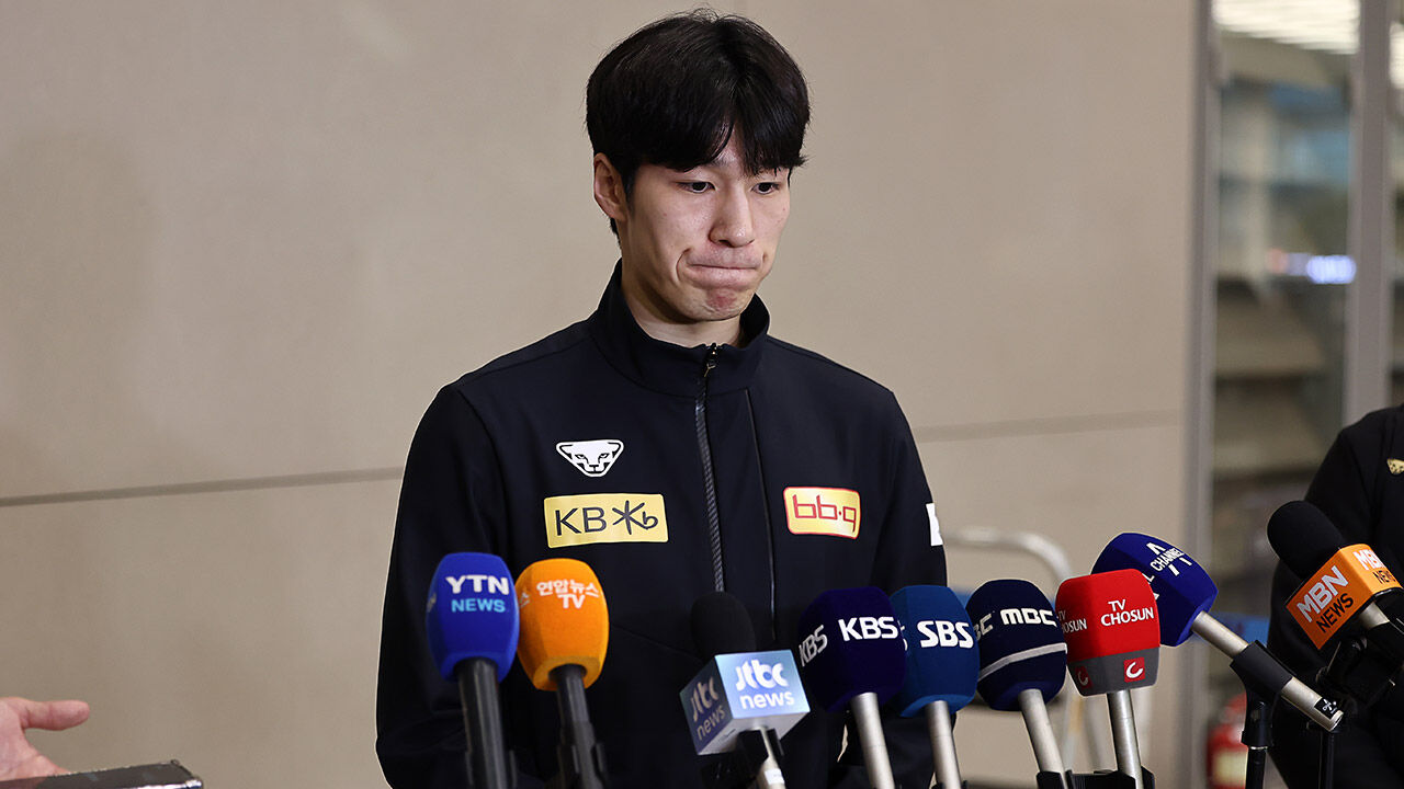 입국 후 인터뷰하는 황대헌