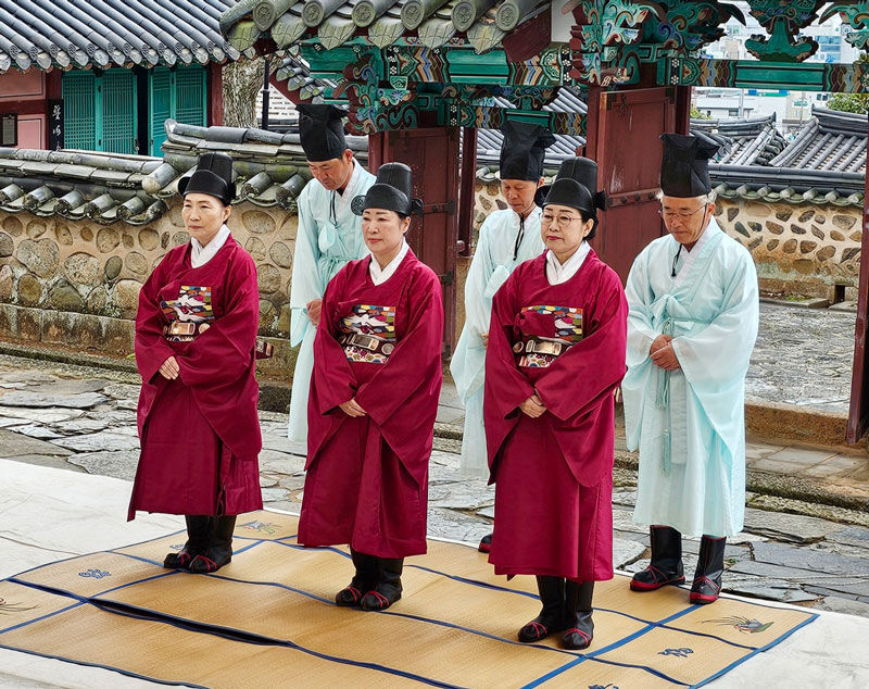 통영충렬사 첫 여성 헌관과 제례 (사진=통영시의회 제공, 연합뉴스)