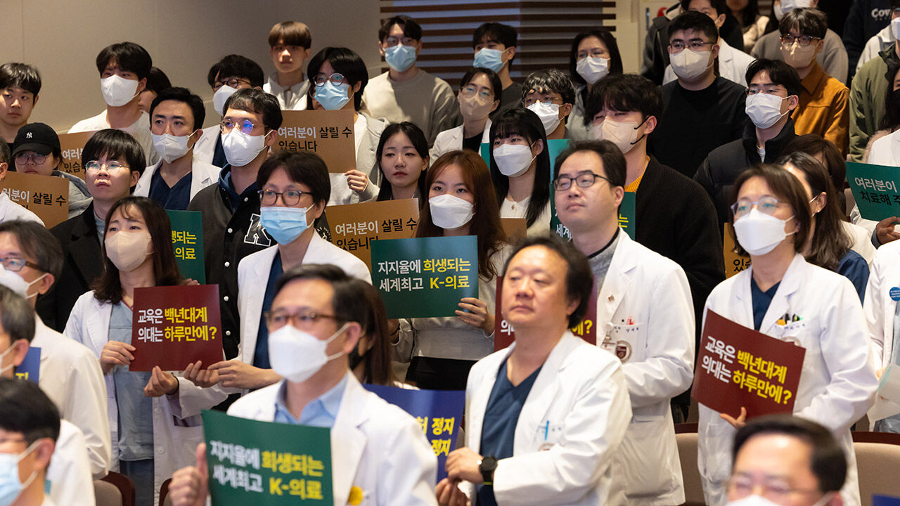 '고려대학교 의료원 교수 총회'에서 정부 의료 정책 비판하는 구호 외치는 교수와 전공의 및 의대 학생들