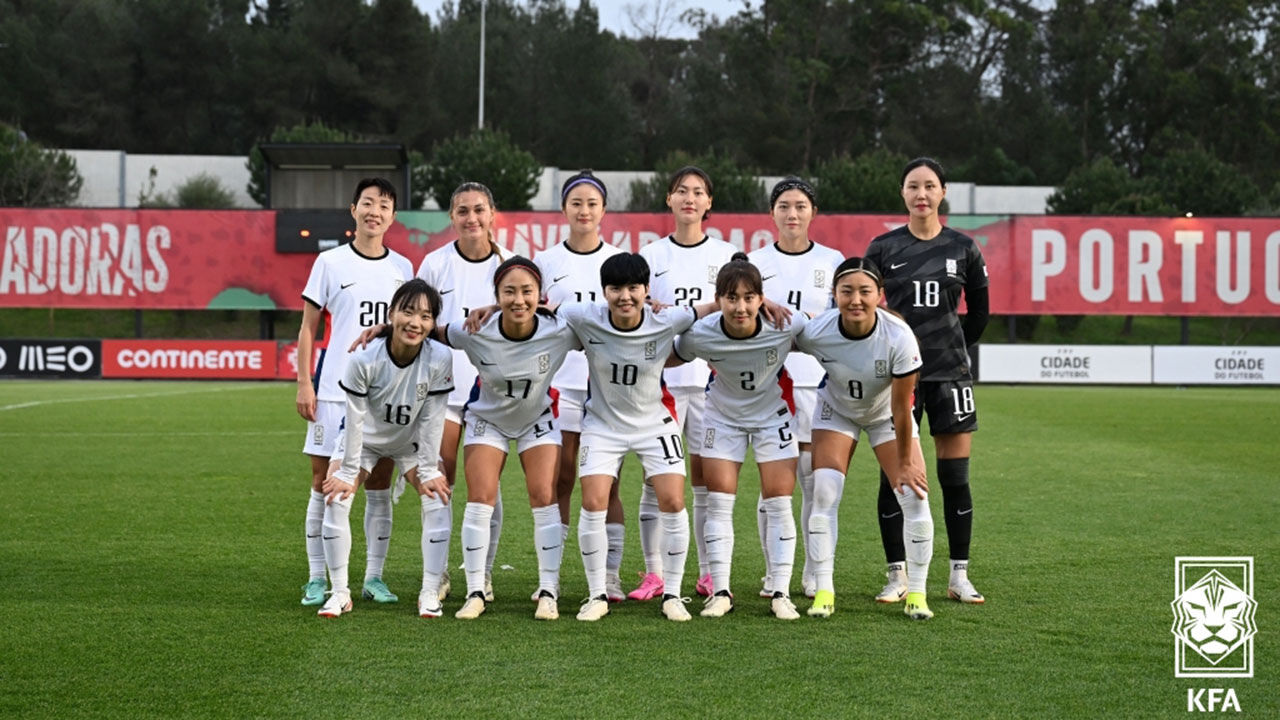 체코와 평가전서 2-1 승리 후 기념촬영하는 여자축구대표팀
