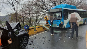 창원서 시내버스와 승용차 충돌&hellip;1명 심정지 &middot; 3명 경상