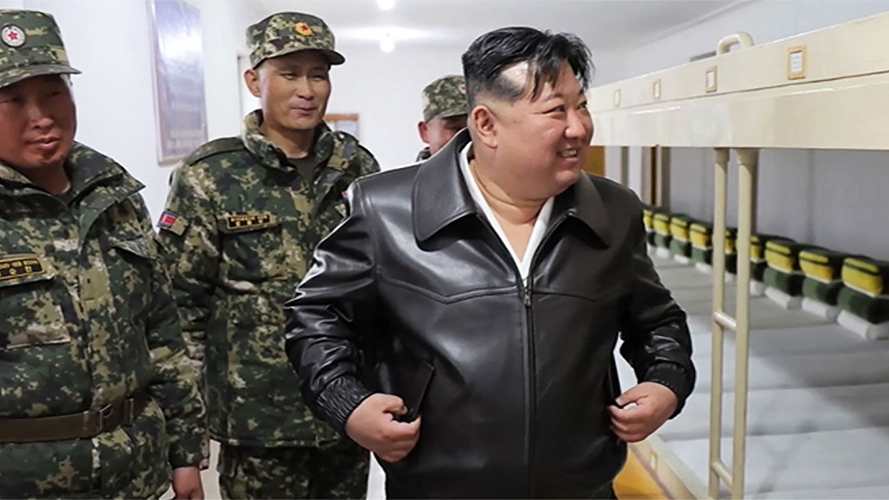 장병들의 생활관 방문한 김정은