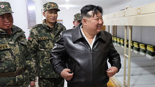 고봉밥에 고기, 좁은 매트리스…탱크부대 시찰한 김정은