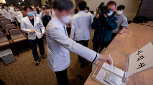 의대 교수 집단사직 강행…'주 52시간 진료' 시작