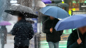 [날씨] 오전까지 전국 비…강원 산지 최고 15cm 폭설