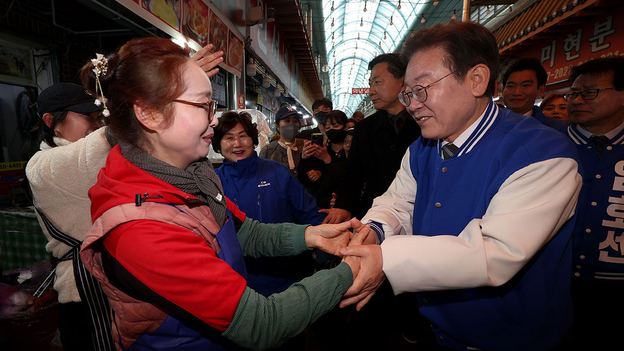충주 무학시장 상인들에게 인사하는 이재명 대표 (사진=공동취재, 연합뉴스)