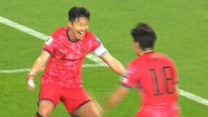 손흥민에 달려가 안긴 이강인&hellip;뜨거운 포옹에 팬들도 '감동'