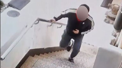 점퍼에 흉기를 숨긴 채 피해자 직장으로 향하는 A 씨