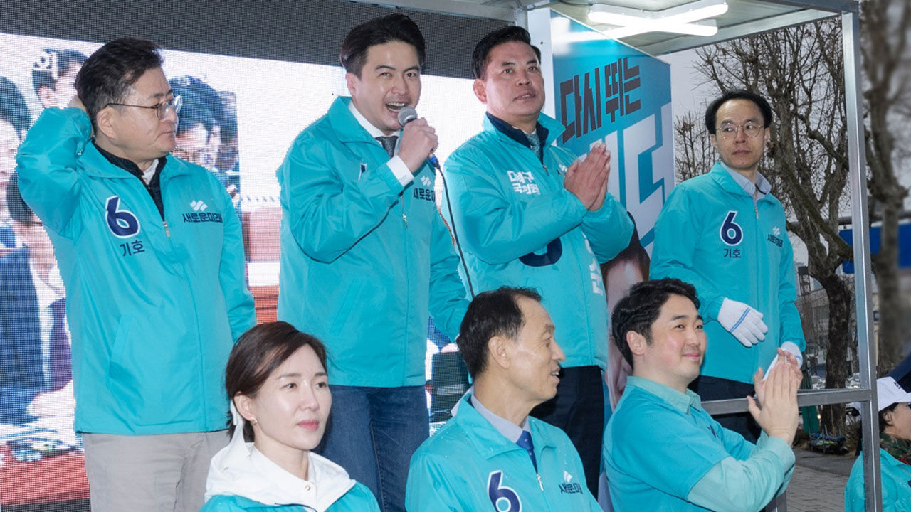 박영순 후보와 지지를 호소하고 있는 새로운미래 오영환 총괄 선대위원장 (사진=박영순 후보 측 제공, 연합뉴스)