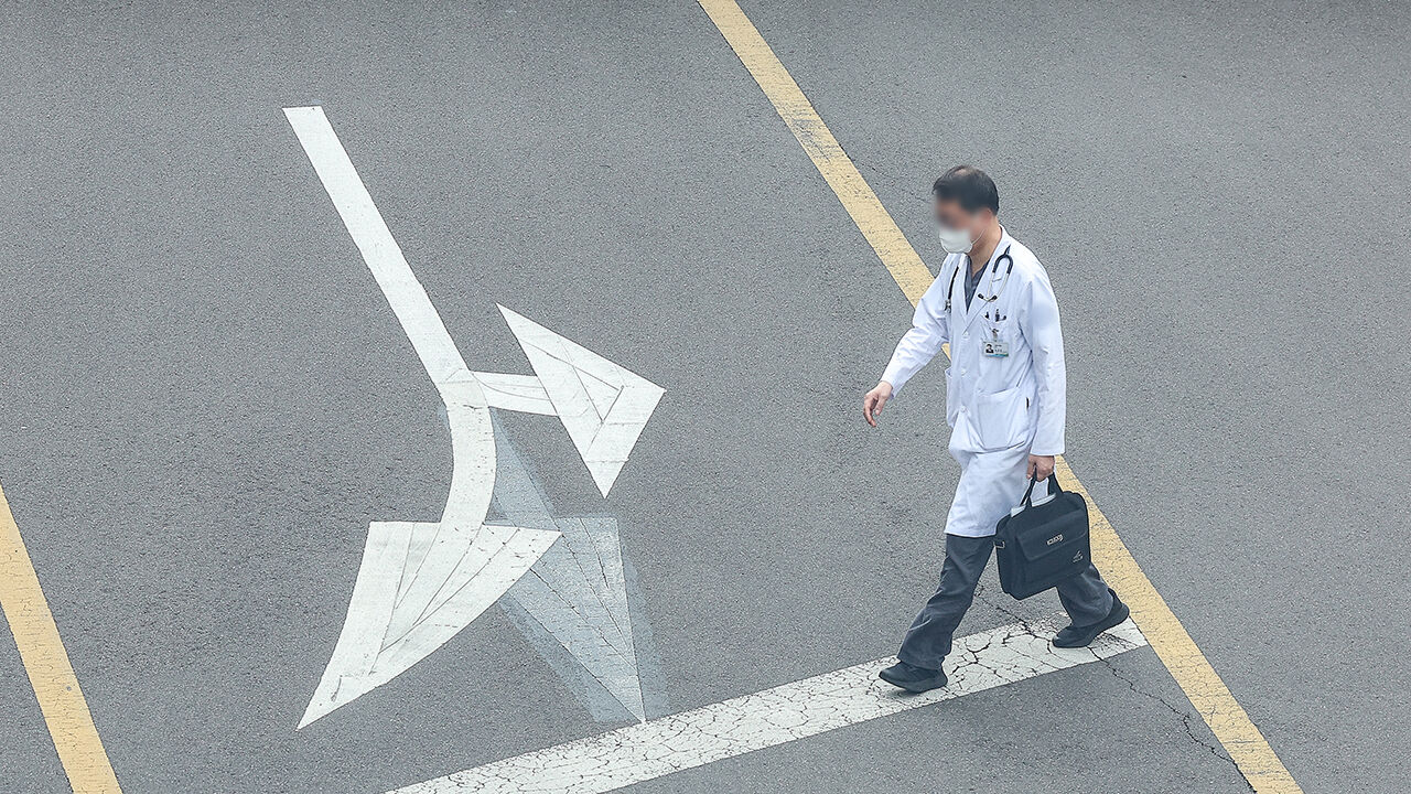 대구 한 대학병원에서 의료 관계자가 이동하고 있다. (사진=연합뉴스)