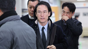 '200억대 횡령&middot;배임 혐의' 조현범 회장 1심 징역 3년&hellip;법정구속