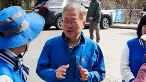 "잊히고 싶다"던 문재인, '파란 점퍼' 입고 총선 등판&hellip;"민주연합&middot;조국혁신당 둘 다 응원"