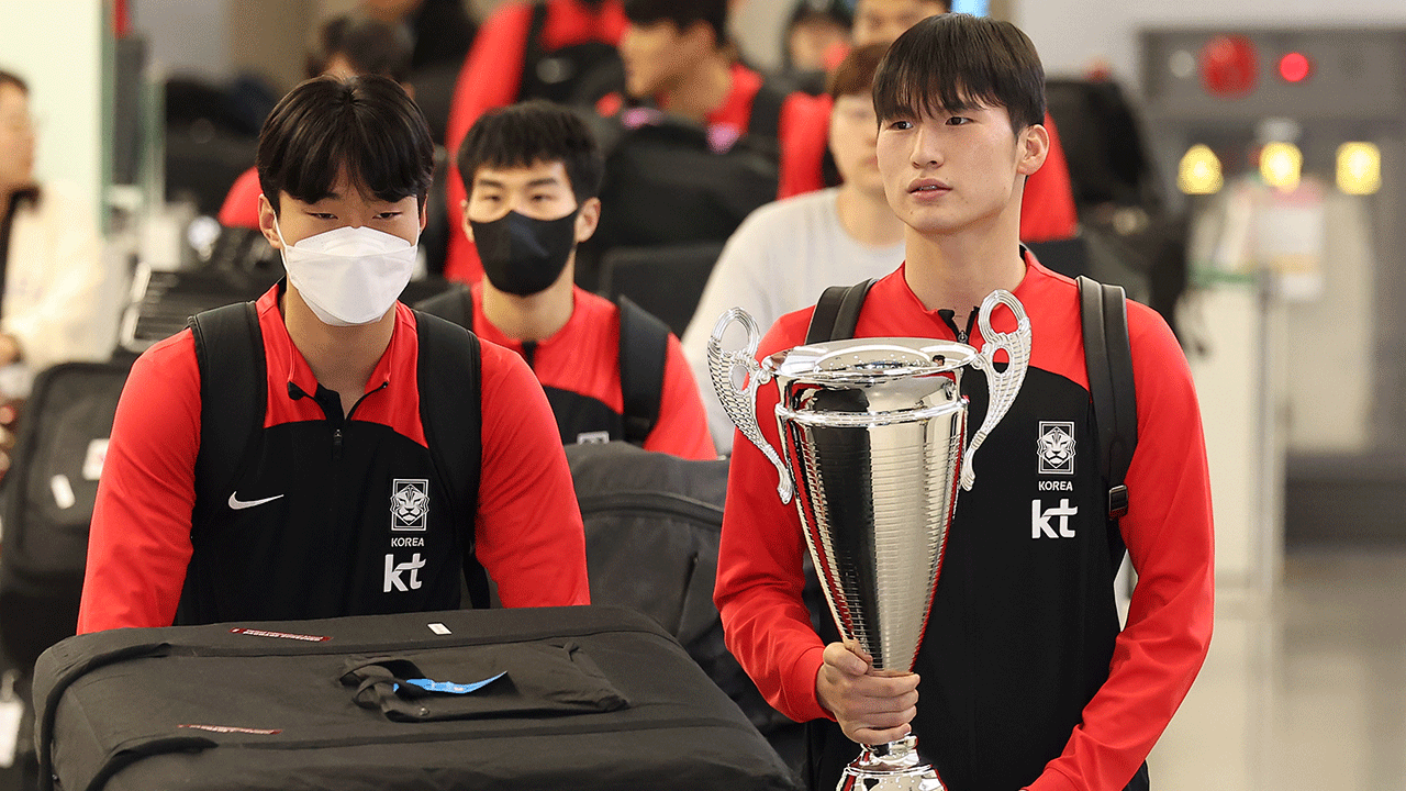2024 서아시아축구연맹(WAFF) U-23 챔피언십에서 우승한 23세 이하(U-23) 축구대표팀이 28일 오후 인천 영종도 인천국제공항 제1터미널을 통해 귀국하고 있다. 
