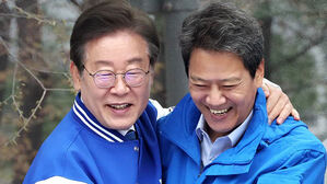"정권 심판 열차 출발"&hellip;임종석과 포옹