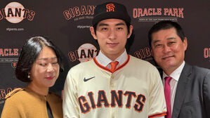 아들 이정후 MLB 첫 안타에 아버지 이종범 기립박수