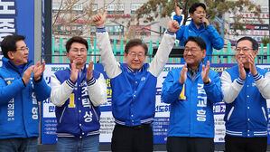 이재명 주변서 흉기 품은 20대는 주방 알바&hellip; 귀가 조치