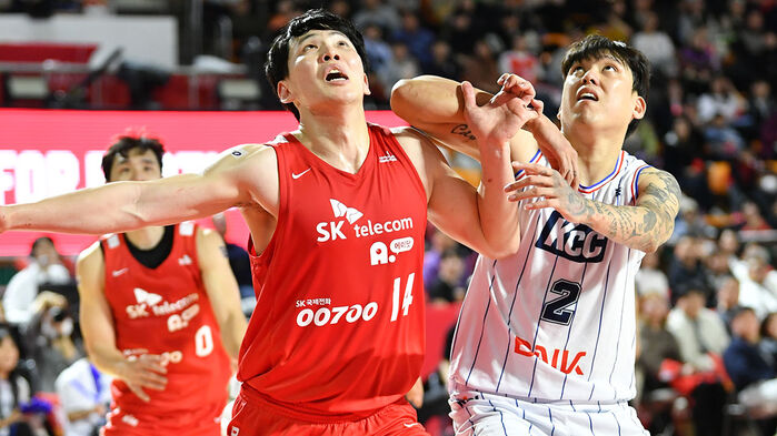 정규리그 SK 최부경(왼쪽)과 KCC 최준용의 리바운드 다툼 모습