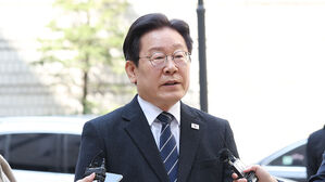 이재명, 재판 출석&hellip;"선거 집중 못해 억울, 검찰이 원한 결과"