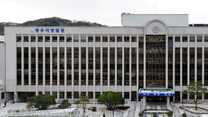 유명 대학&middot;교사 출신으로 속여 고액과외한 회사원 법정구속