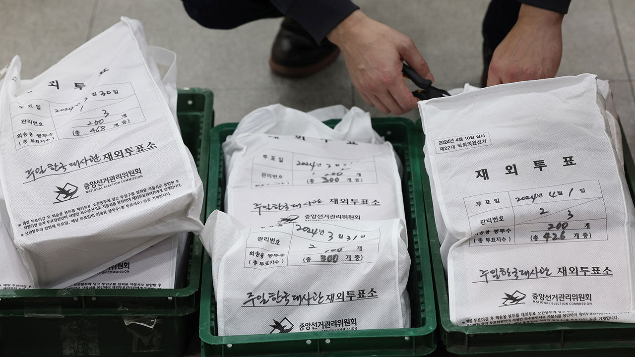 제22대 총선을 일주일 앞둔 3일 오전 인천국제공항 국제우편물류센터에서 중앙선거관리위원회 관계자들이 국내로 회송된 재외투표용지를 인계받고 있다.