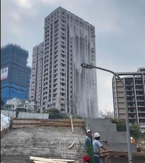 고급 빌딩 지붕에서 폭포수처럼 쏟아지는 물 (사진=야후 타이완 캡처, 연합뉴스)
