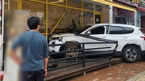 청주서 SUV 차량 상가로 돌진&hellip;운전자 부상