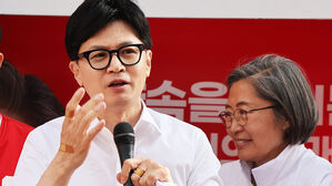 한동훈 "조국, 지지율에 기고만장&hellip;조국식 사회주의 개헌 나서"