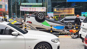 대전 서구 도로에서 뒤집어진 승용차&hellip;20대 여성 경상