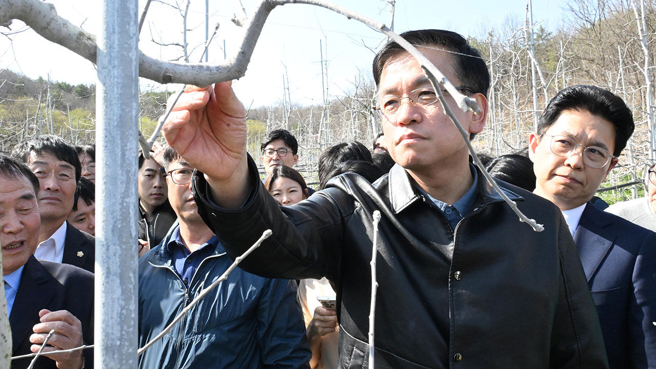 지난 1일 사과 농가 및 사과연구센터 방문한 최상목 부총리