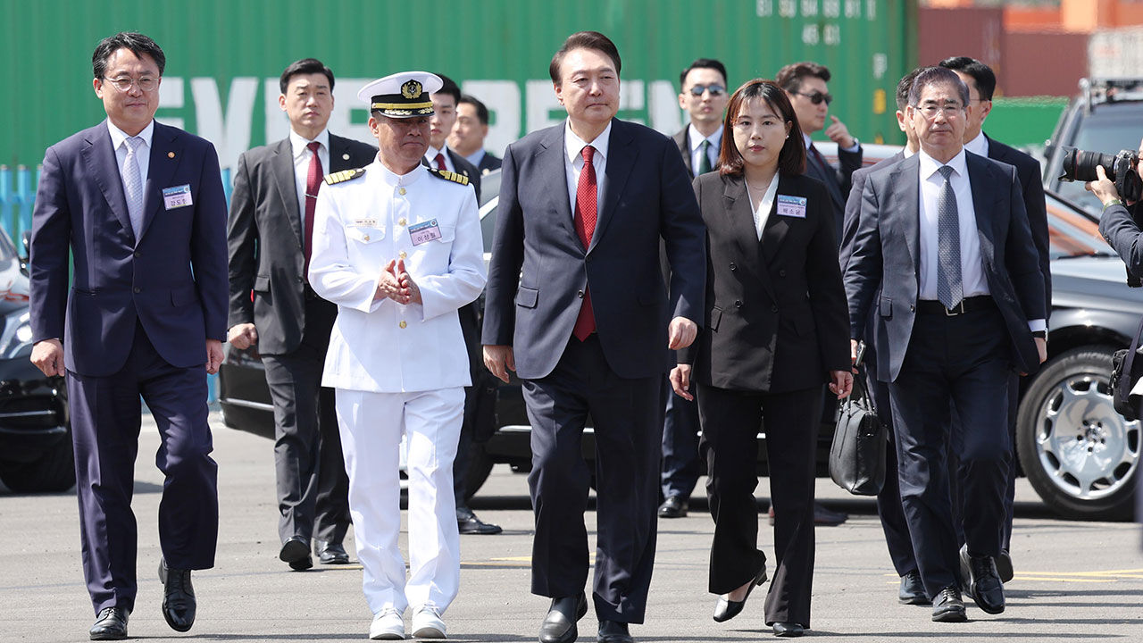 부산항 신항 7부두 개장식 참석한 윤석열 대통령