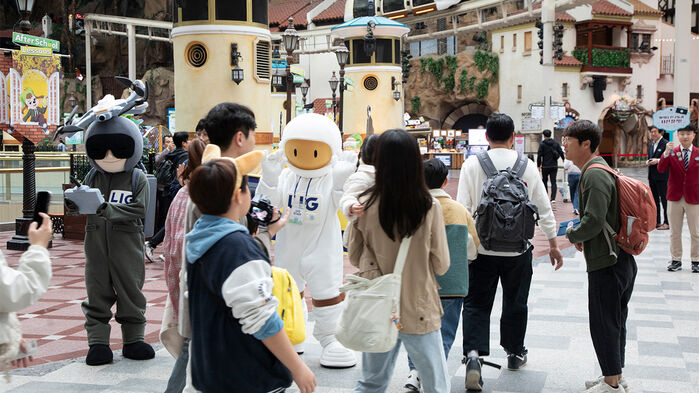 롯데월드 찾은 LIG넥스원 임직원과 가족들