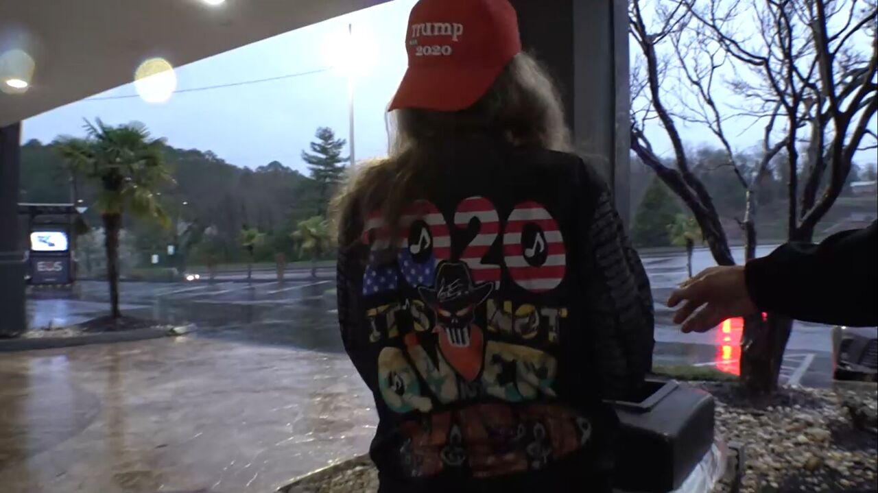 트럼프 지지자인 브레다 씨가 지난 대선 결과를 불복하는 내용이 적힌 티셔츠를 취재진에게 보여주고 있다.