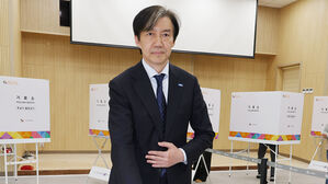 조국, 부산서 사전투표&hellip;"더 낮은 자세로 노력할 것"