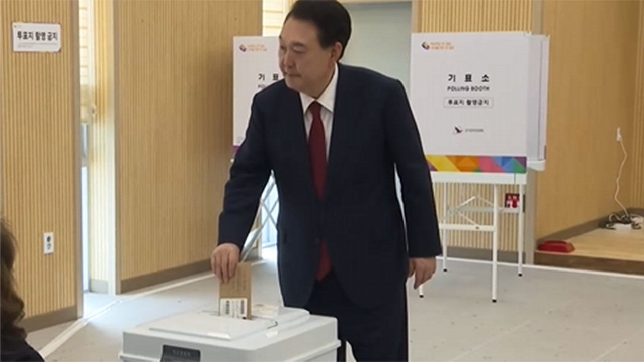 부산 강서구에서 참모들과 사전투표한 윤석열 대통령