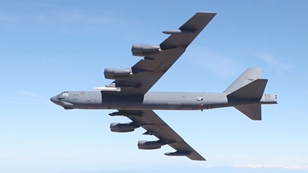 미 여객기와 전략폭격기 B-52, 공중에서 '아찔한' 충돌 극적 모면