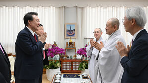 윤 대통령, 부산 삼광사 찾아 '국민 화합&middot;행복' 기원