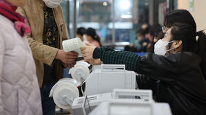 총선 사전투표 1천만 명 돌파&hellip;오후 1시 투표율 23.41%