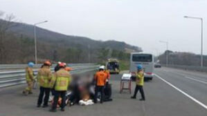 용인 앞 터널서 체험학습 버스 사고&hellip;15명 부상