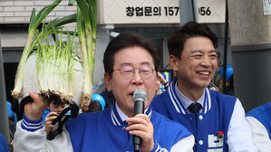 '대파 헬멧' 손에 든 이재명, 수도권 격전지 집중 유세