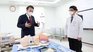 민주당, 윤 대통령 부산대병원 방문에 "비극적 정치 테러 선거 소환"