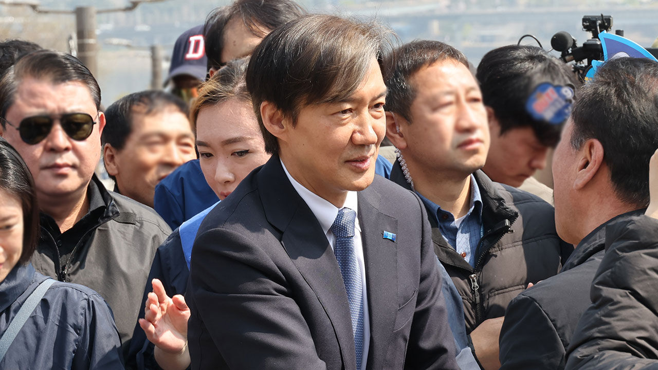 조국혁신당 조국 대표가 7일 서울 여의도 한강공원에서 시민들을 만나고 있다. (사진=연합뉴스)
