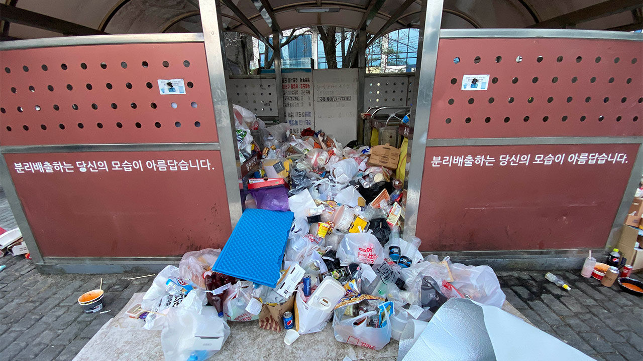 8일 오전 강원 춘천시 공지천 의암공원 분리수거장이 쓰레기들로 넘쳐나고 있다. (사진=연합뉴스)