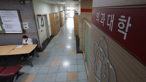 무더기 유급 임박하자 수업 재개 나선 의대&hellip;출석률은 저조