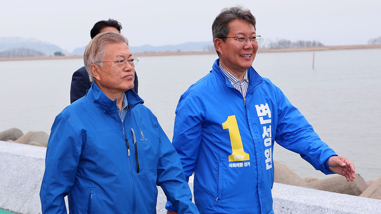 문재인 전 대통령이 8일 부산 강서구 명지해안산책로를 찾아 강서구에 출마한 더불어민주당 변성완 후보와 함께 걷고 있다. (사진=연합뉴스)